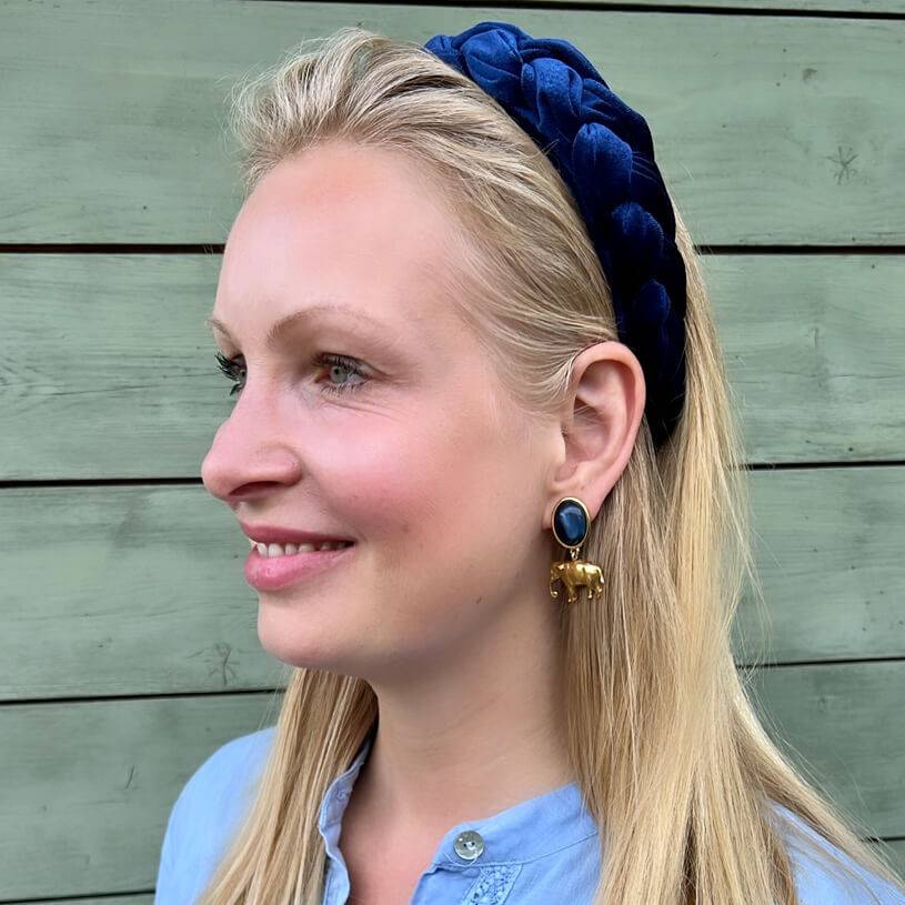 SchwesterSchwester Ohrstecker in schimmerndem Dunkelblau mit vergoldetem Elefant Fabrikladen