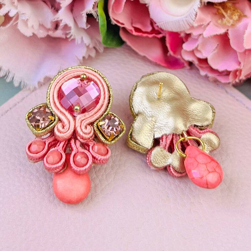 SchwesterSchwester Wunderschöne kleine Soutache Ohrstecker in Gold und Rosa Begrenzt auf 3 Tage