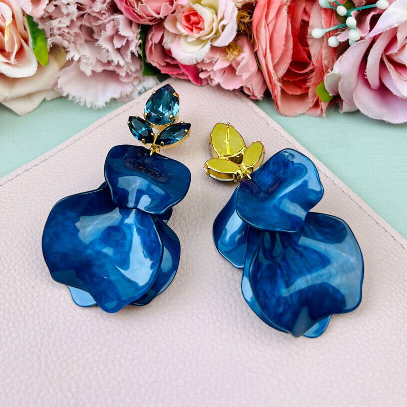 SchwesterSchwester Funkelnde Ohrringe mit dunkelblauen Glas-Kristallen und Blütenblättern Rabatte dieses Monats