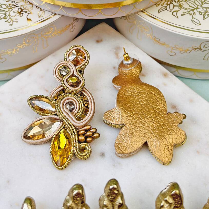 SchwesterSchwester Extravagante Soutache-Ohrstecker in Champagner und Gold Outlet