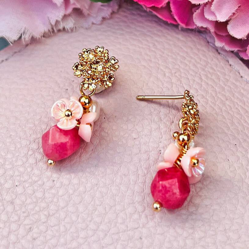 SchwesterSchwester Kleine vergoldete Ohrstecker mit Blüten und Perle in Rosa und Pink Fabrikverkauf