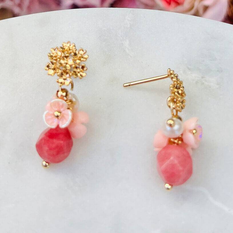 SchwesterSchwester Kleine vergoldete Ohrstecker mit Blüten und Perle in Rosa und Pink Fabrikverkauf