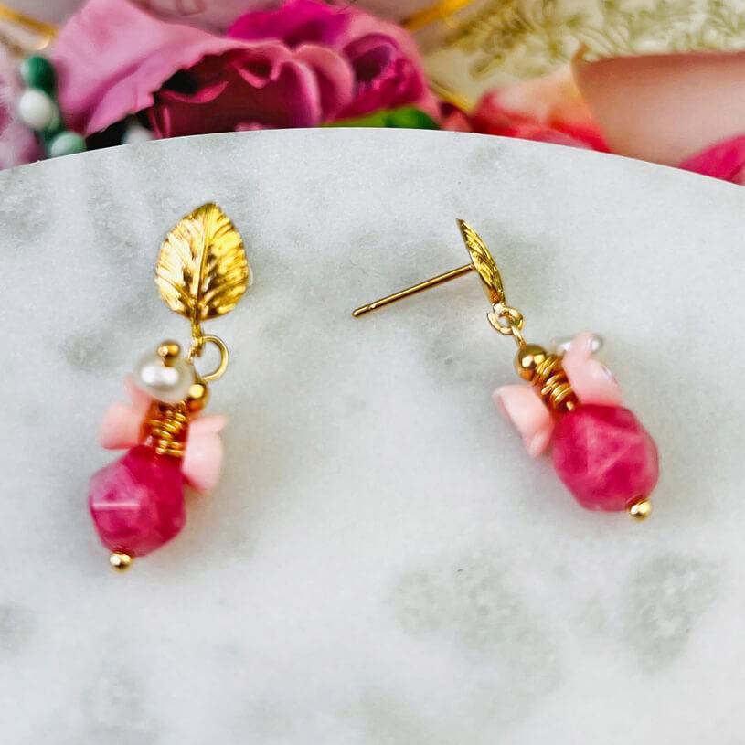 SchwesterSchwester Kleine vergoldete Ohrstecker in Blattform mit Blüten und Perle in Rosa und Pink Günstig kaufen