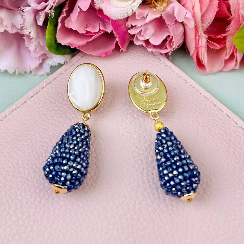 SchwesterSchwester Perlmuttfarbene Ohrringe mit glitzerndem dunkelblauen Tropfen von AmuseToi Osterangebot