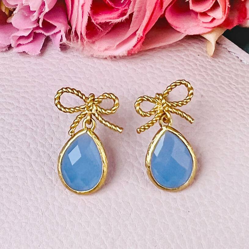 SchwesterSchwester Schleifchenstecker mit kleinem facettiertem Tropfen in Hellblau Valentinstagsangebot
