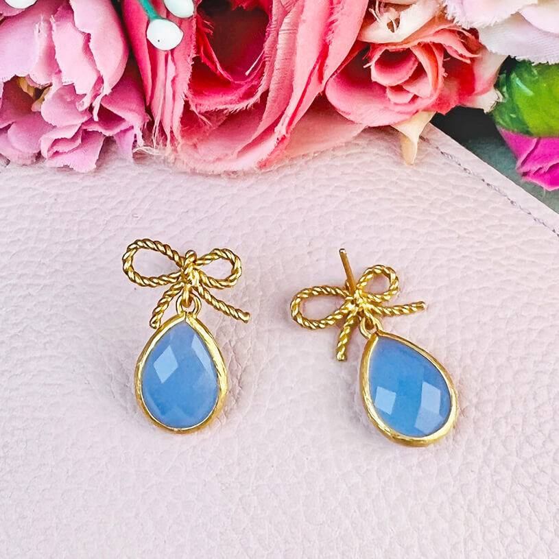 SchwesterSchwester Schleifchenstecker mit kleinem facettiertem Tropfen in Hellblau Valentinstagsangebot