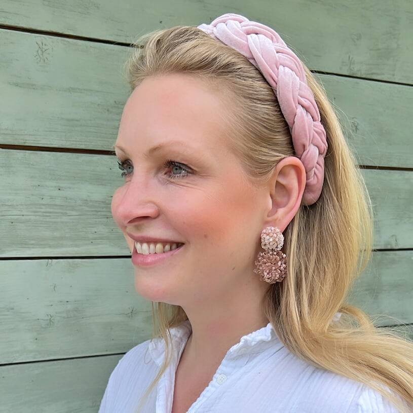 SchwesterSchwester Designer Perlen-Ohrringe aus zwei Blüten in Weiß und Nude Sonderangebot der Fabrik