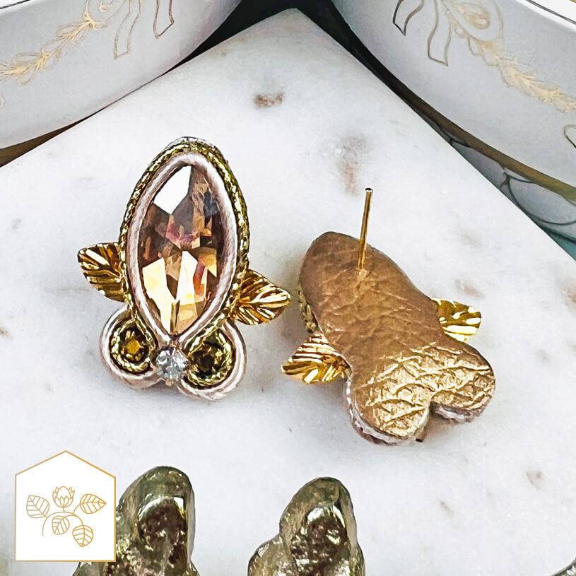 SchwesterSchwester Kleine Soutache-Ohrstecker in Gold und Champagner 50% Rabatt mit kostenlosem Versand